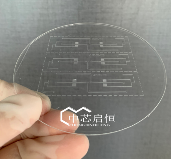 图2 热压印成型的微流控液滴芯片（最小线宽20um）.png